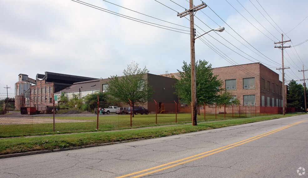 More Photos Of 403 N Main St, Niles Manufacturing For Sale