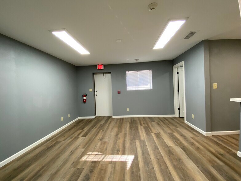 More Photos Of 1930 W Cardinal Dr, Beaumont Warehouse For Lease