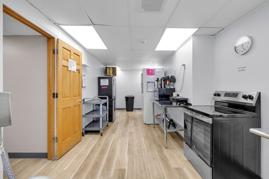 More Photos Of 10455-10499 N College Ave, Carmel Office For Sale