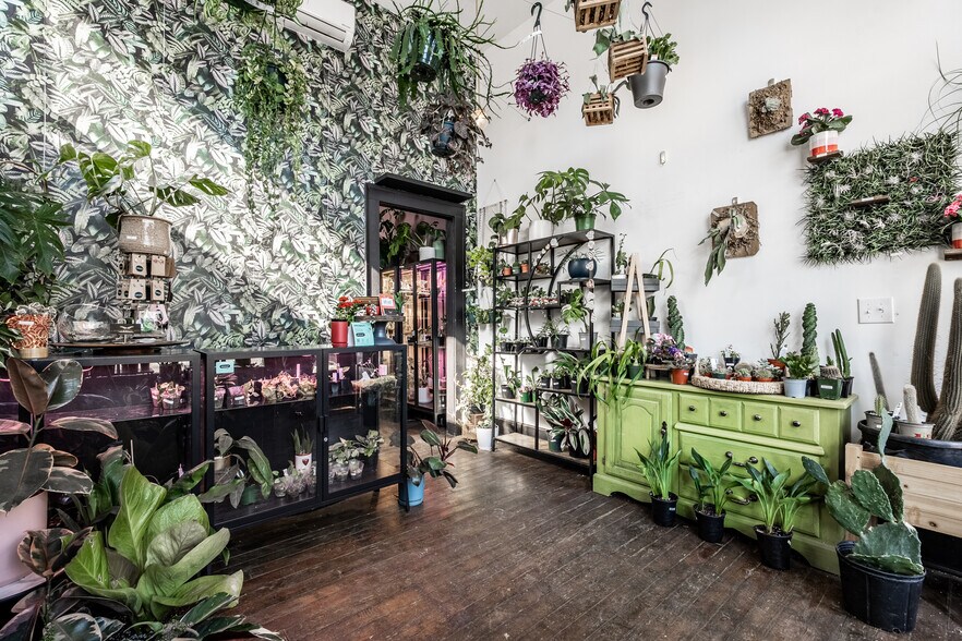 More Photos Of 2614 Shelby St, Indianapolis General Retail For Lease