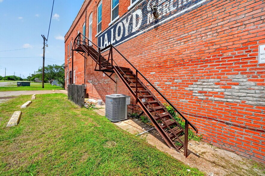 More Photos Of 201 N Bois D Arc St, Forney Storefront For Sale