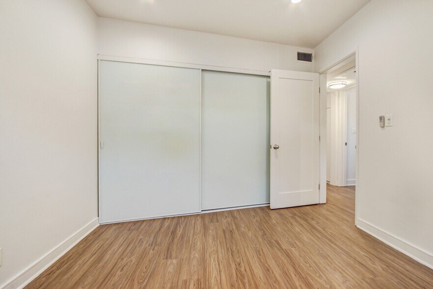 More Photos Of 700 S 6th St, Burbank Apartments For Sale