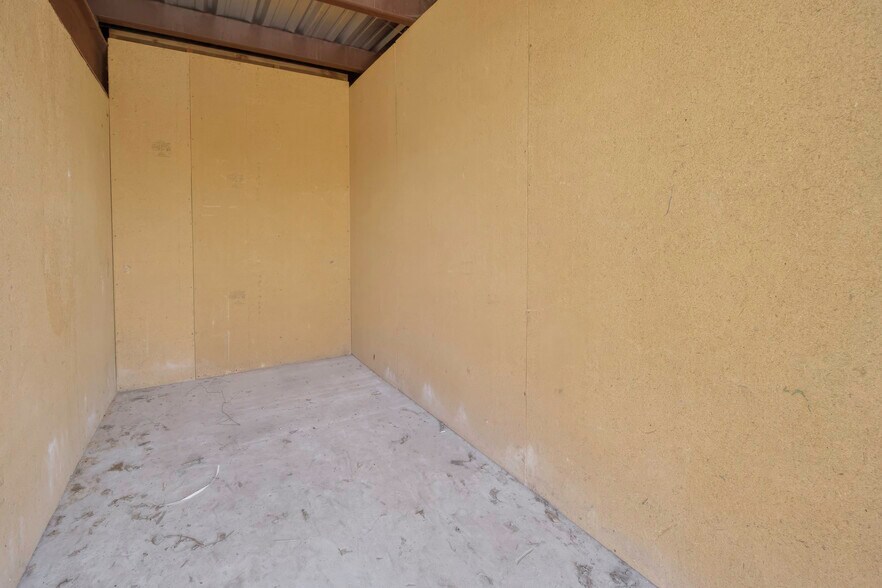 More Photos Of 1505 N Main St, Newcastle Warehouse For Sale