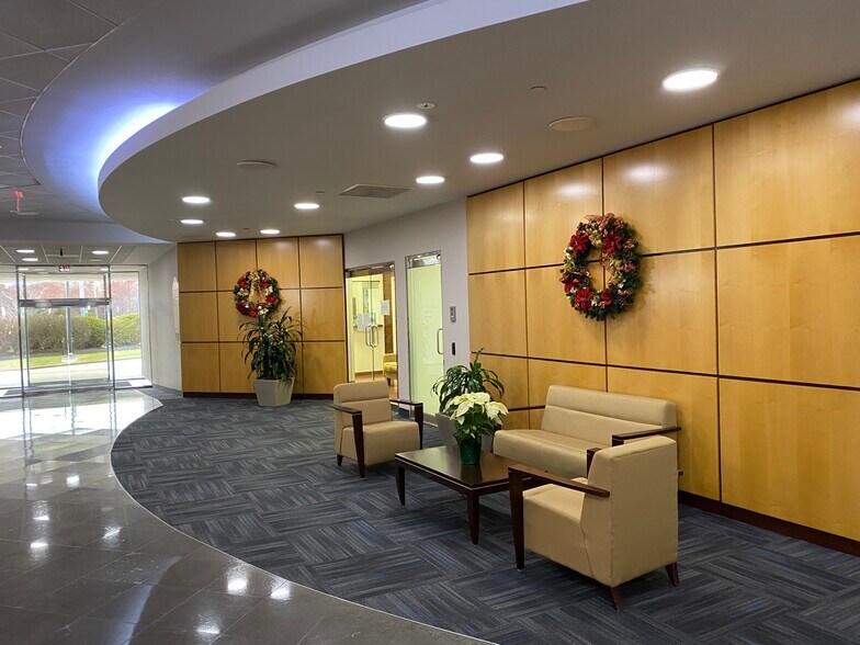 More Photos Of 2929 Expressway Dr N, Hauppauge Office For Lease