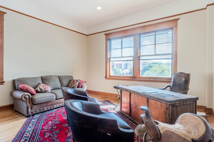 More Photos Of 131 E Exchange Ave, Fort Worth Office Residential For Lease