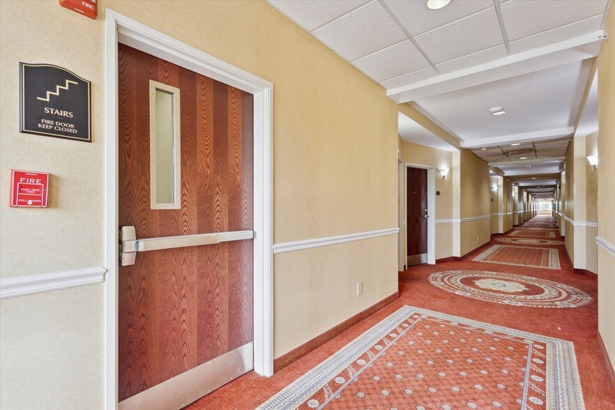 More Photos Of 2750 Fortune Cir W, Indianapolis Hotel For Sale