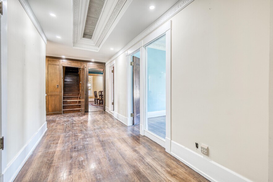 More Photos Of 1011 N Mesa St, El Paso Office For Sale