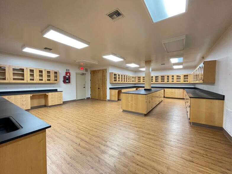 More Photos Of 13680 NW 104th Ter, Alachua Office For Sale