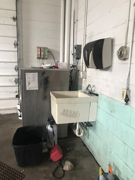 More Photos Of 2492 Youngstown Rd SE, Warren Carwash For Lease