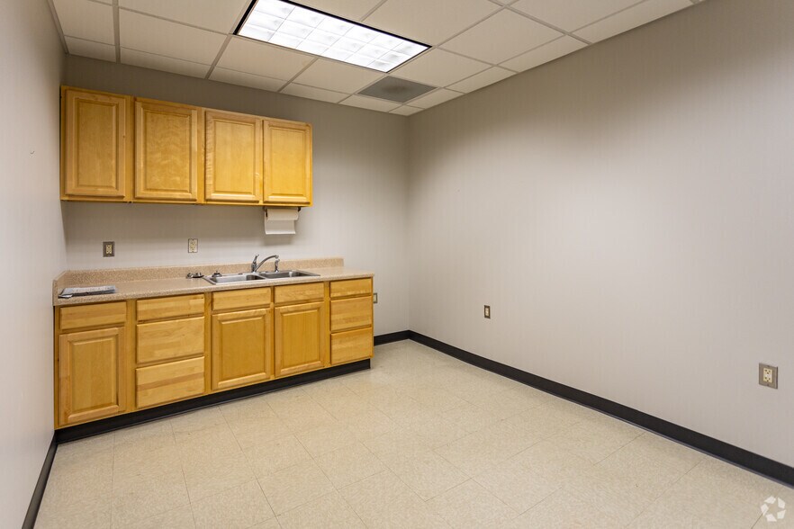 More Photos Of 575 Oak Ridge Tpke, Oak Ridge Office For Sale