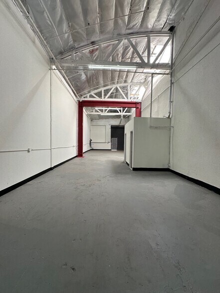More Photos Of 2001-2031 S Santa Fe Ave, Los Angeles Warehouse For Lease
