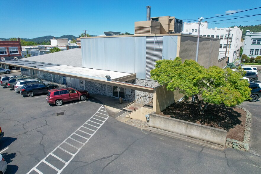 More Photos Of 619 SE Main St, Roseburg Bank For Sale