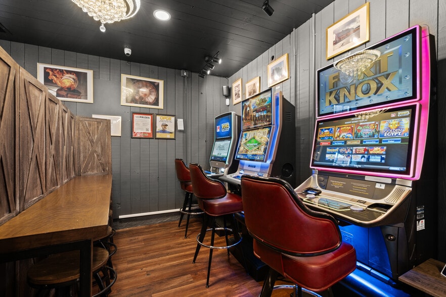 More Photos Of The Toasted Barrel, Grants Pass Restaurant For Sale