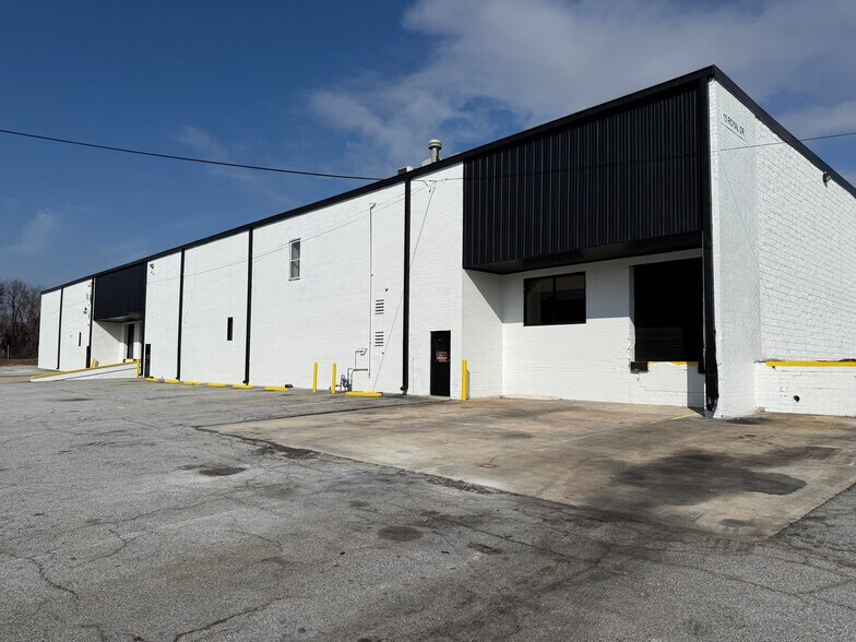 More Photos Of 15 Royal Dr, Forest Park Warehouse For Lease