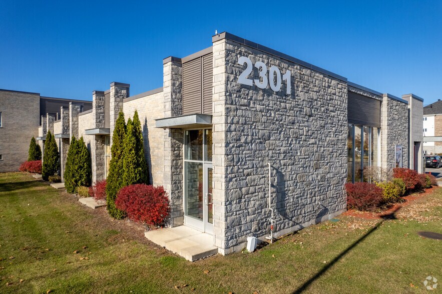 More Photos Of 2301 Rue De Versailles, Mascouche Storefront Retail Office For Lease