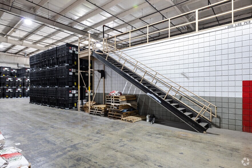 More Photos Of 823 Aaron Pky, Centralia Manufacturing For Sale