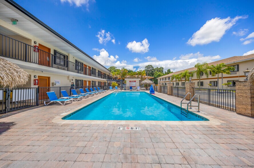 More Photos Of 333 SE 1st Ave, Florida City Hotel For Sale
