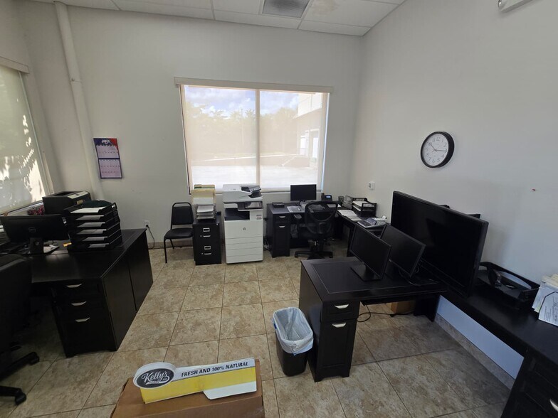 More Photos Of 10400 NW 55th St, Sunrise Manufacturing For Lease