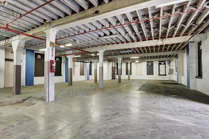 More Photos Of 701 E Hay St, York Warehouse For Lease