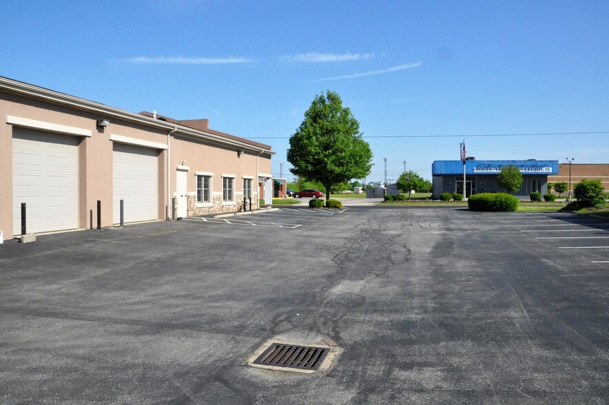 More Photos Of 869 W 2nd St, Xenia Showroom For Lease