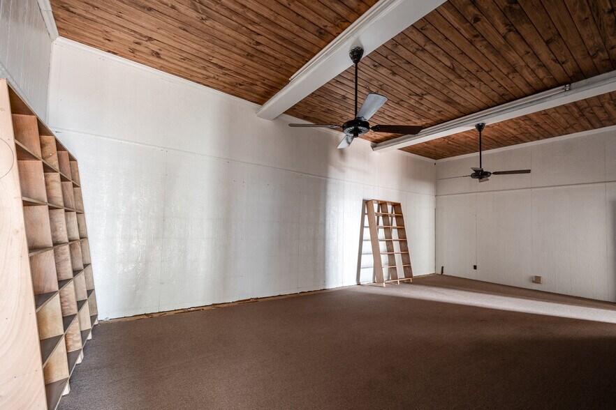 More Photos Of 318 N Washington Ave, Livingston General Retail For Sale