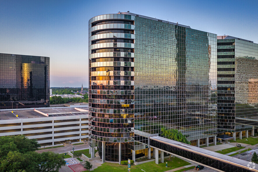 Primary Photo Of 12 Greenway Plz, Houston Office For Lease