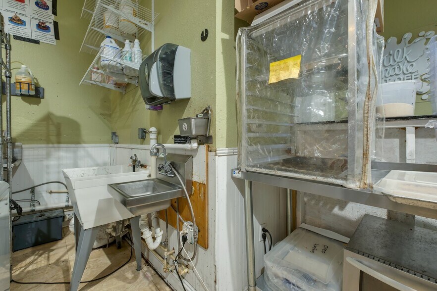 More Photos Of 114 All Saints St, Tallahassee Storefront Retail Office For Sale