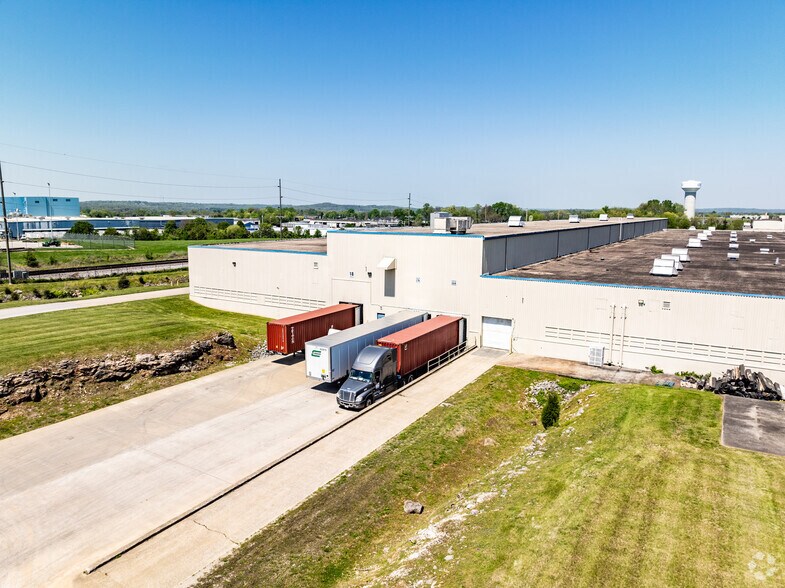 More Photos Of 2901 Industrial Dr, Bowling Green Distribution For Lease