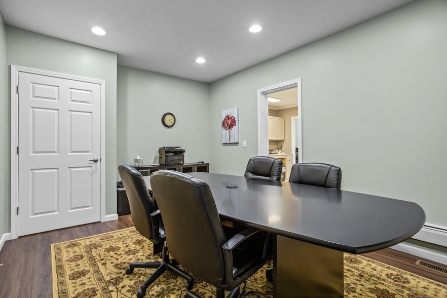 More Photos Of 218 Oak St, Grove City Office For Lease