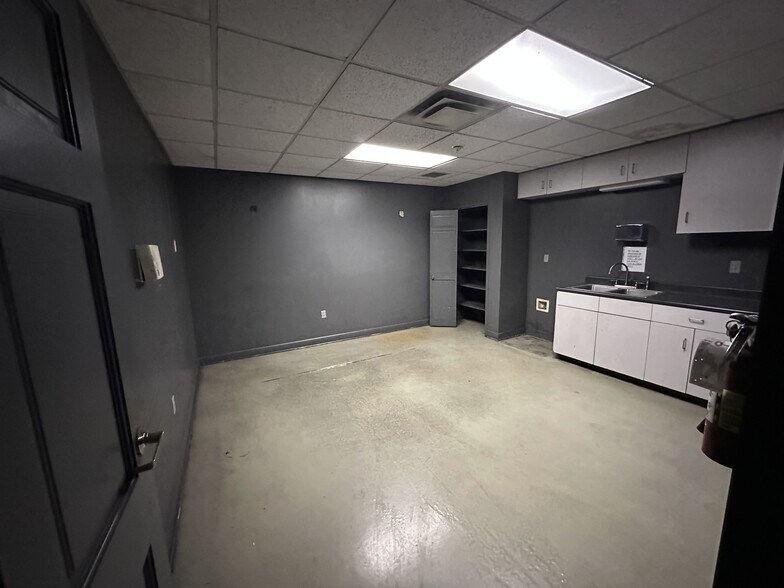 More Photos Of 207 Dunson St, Andalusia Light Distribution For Sale