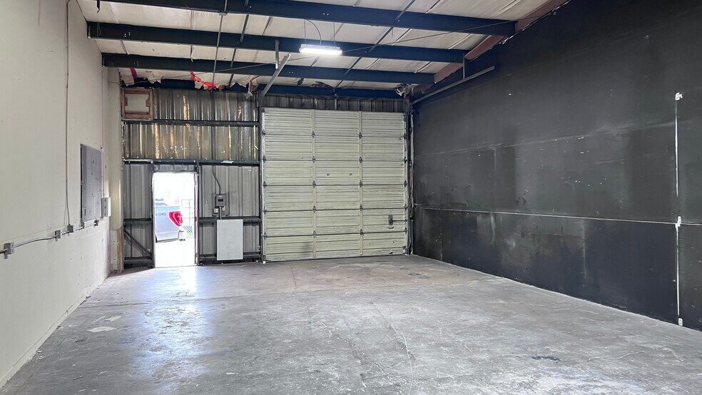More Photos Of 1705 Cattlemen Rd, Sarasota Warehouse For Lease