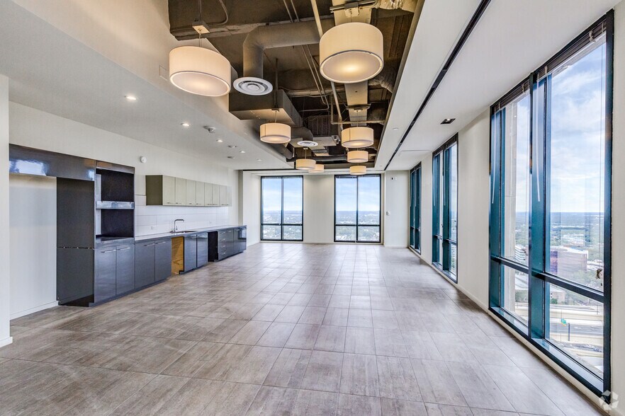 More Photos Of 390 N Orange Ave, Orlando Office For Lease