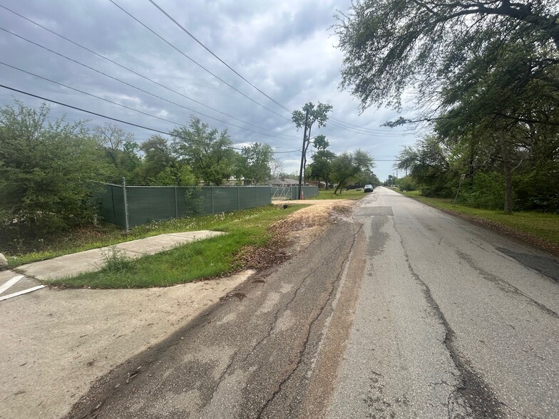 More Photos Of 10751 Almeda Genoa Rd, Houston Office For Sale