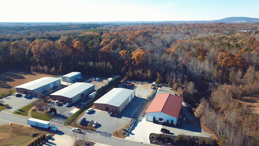 More Photos Of 3415 Denver Dr, Denver Warehouse For Lease