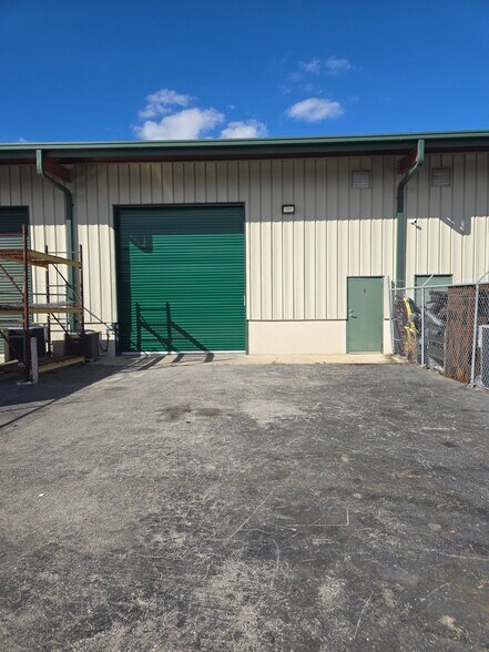More Photos Of 7997 Mercantile St, North Fort Myers Warehouse For Sale