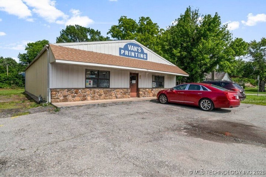 Primary Photo Of 423 S Hazel St, Grove General Retail For Sale