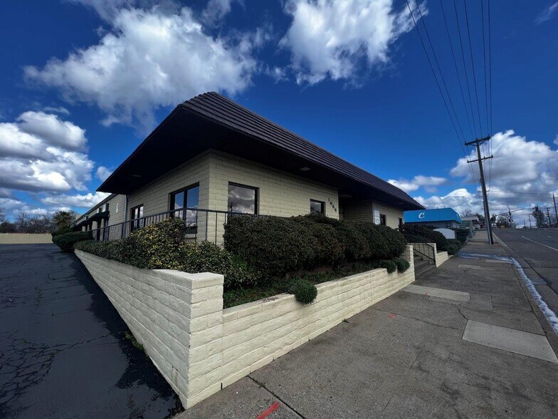 More Photos Of 1666 E Cypress Ave, Redding Office For Lease