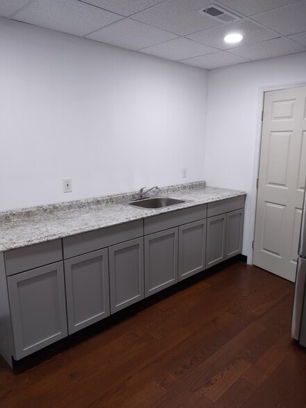 More Photos Of 607 Hilltop Rd, Orchard Beach Storefront Retail Office For Lease