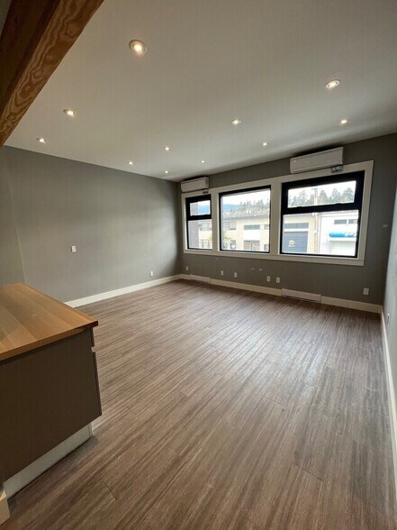 More Photos Of 1127 W 14th St, North Vancouver Warehouse For Lease