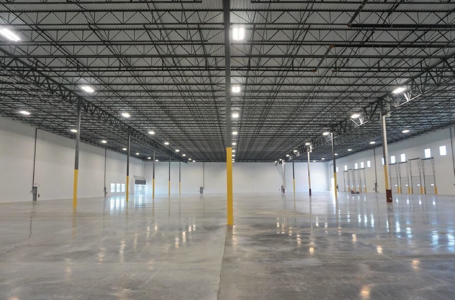 More Photos Of 540 Frontenac Ct, Naperville Warehouse For Lease