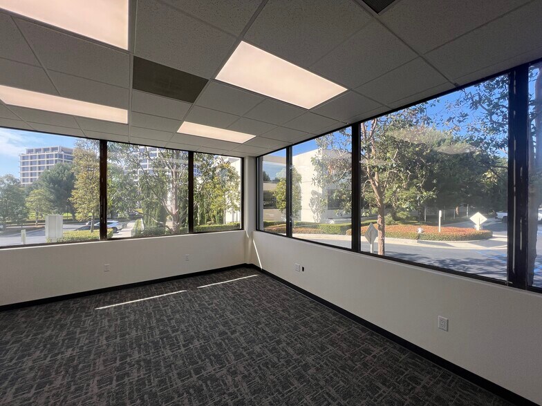 More Photos Of 567 San Nicolas Dr, Newport Beach Office For Lease