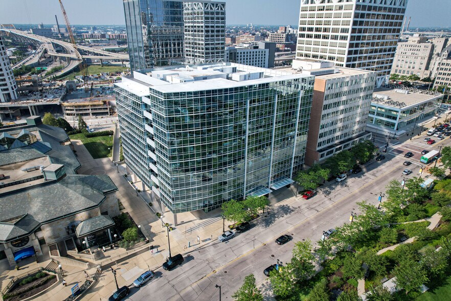 More Photos Of 875 E Wisconsin Ave, Milwaukee Office For Lease