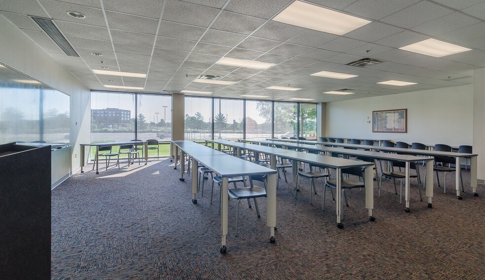 More Photos Of 8425 Woodfield Crossing Blvd, Indianapolis Office For Lease