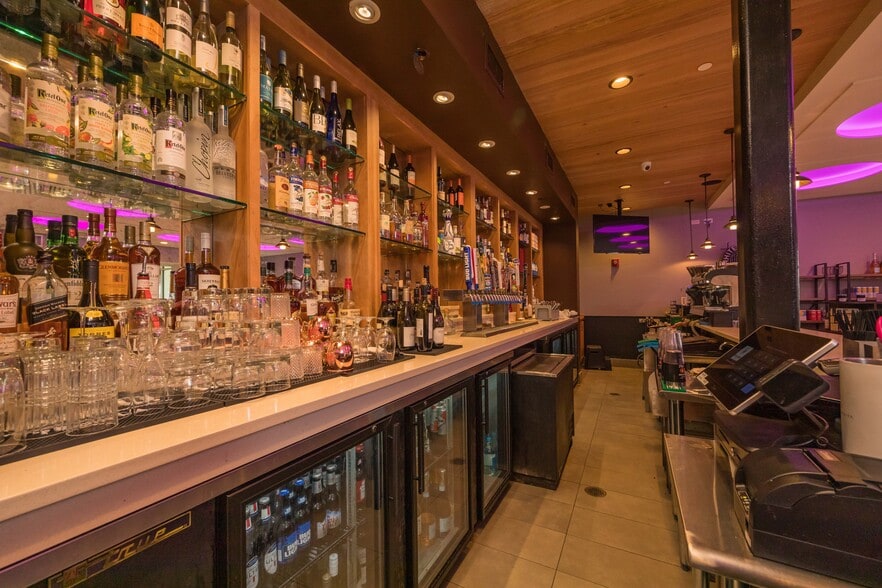 More Photos Of 831 N 1st St, Jacksonville Beach General Retail For Sale