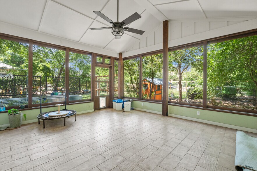 More Photos Of 1012 N Flores St, San Antonio Storefront Retail Residential For Sale