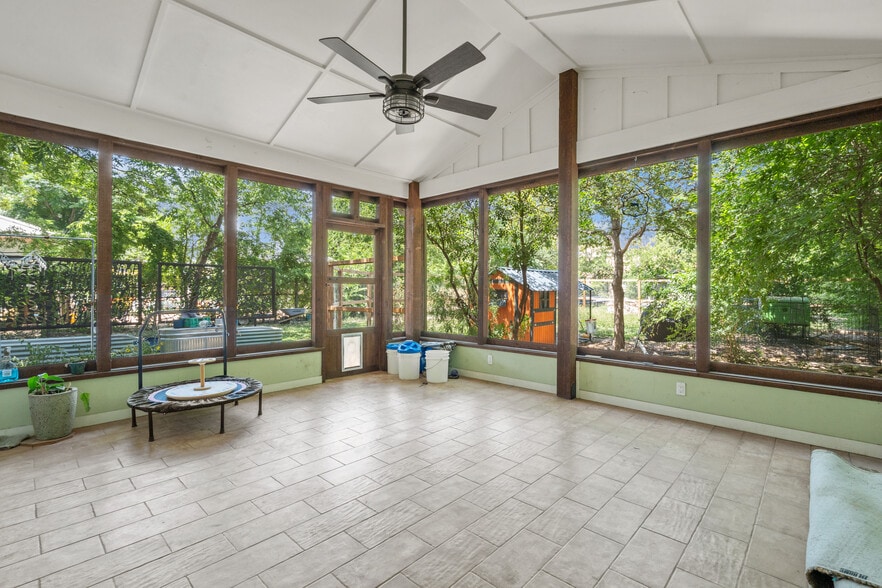 More Photos Of 1012 N Flores St, San Antonio General Retail For Lease