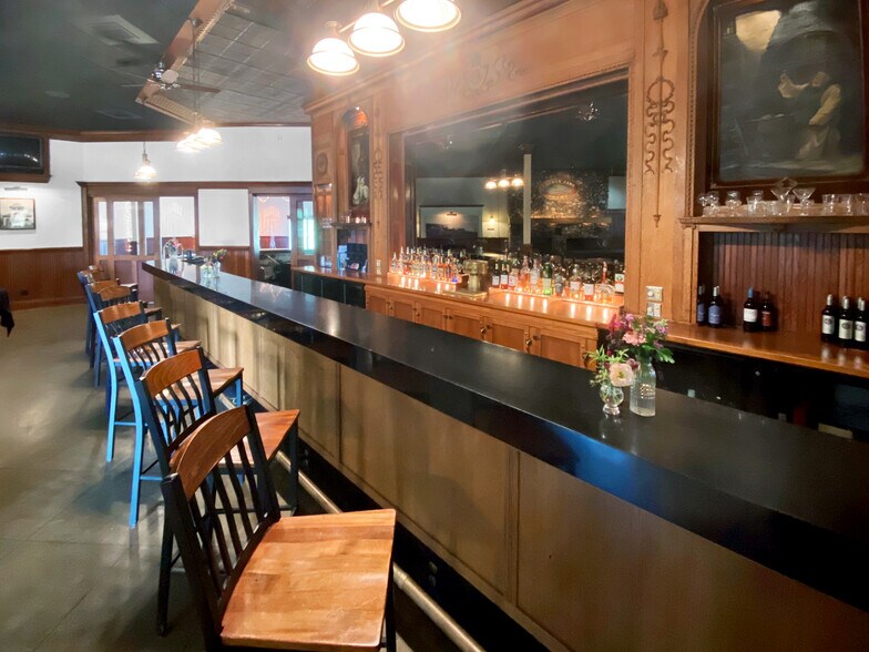 More Photos Of 751 Bell St, La Pointe Restaurant For Lease