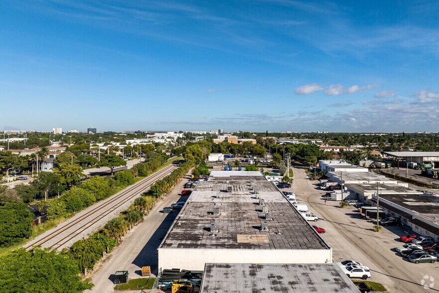 More Photos Of 5149-5199 NE 12th Ave, Oakland Park Warehouse For Lease