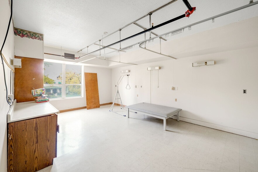 More Photos Of 2051 Collingwood Blvd, Toledo Skilled Nursing Facility For Sale