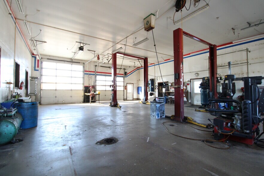 More Photos Of 1308 S Heaton St, Knox Auto Repair For Sale